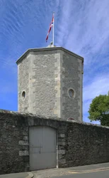 Víztorony az egykori Royal Naval Hospital, Plymouth környező fala mellett